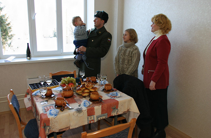 Более 10 тысяч семей военнослужащих ЗВО получили жилье в 2016 году - Минобороны России