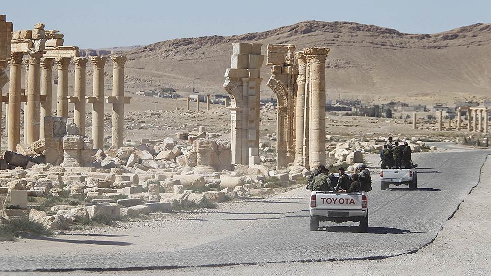 Пока сирийские войска наступают на Алеппо, «Исламское государство» нанесло им удар в Пальмире