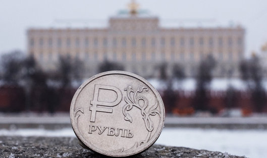Рубль в начале дня растет к доллару и евро