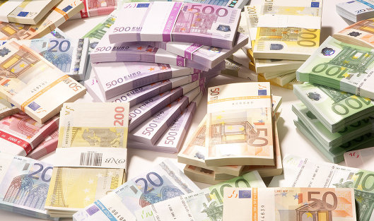 Официальный курс евро на четверг снизился до 63,49 руб