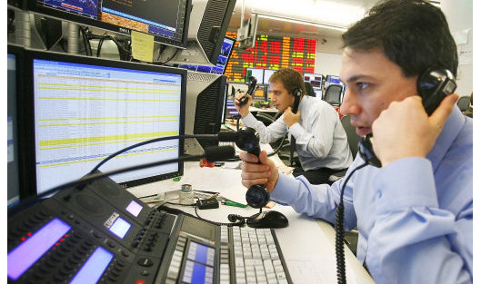 Рынок акций РФ возобновил торги, индексы слегка растут
