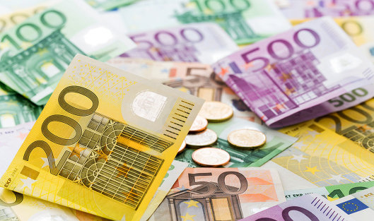 Официальный курс евро на вторник вырос до 61,70 рубля