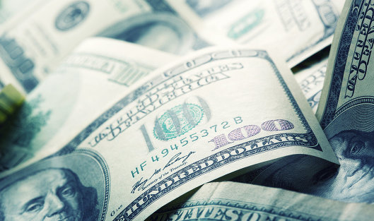 Доллар опустился ниже 58 рублей впервые с лета 2015 года