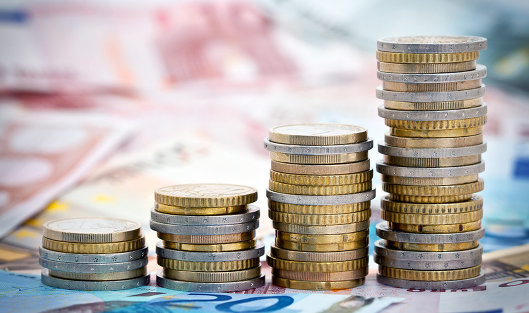 Официальный курс евро на среду вырос до 61,73 рубля