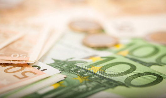 Официальный курс евро на четверг снизился до 61,53 рубля