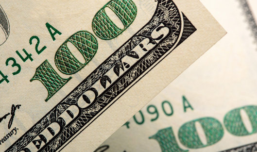 Доллар опустился ниже 57 рублей впервые с середины февраля