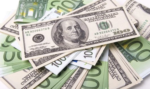 Средневзвешенный курс доллара снизился до 58,24 рубля