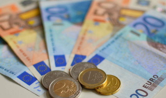 Биржевой курс евро превысил 62 рубля впервые с конца марта