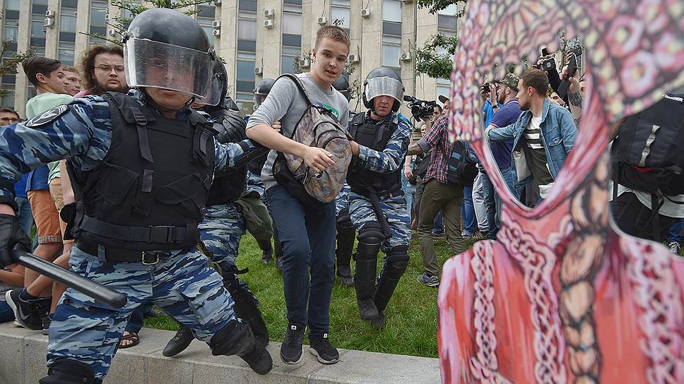 Сторонники Алексея Навального смешались с ОМОНом на фестивале реконструкторов