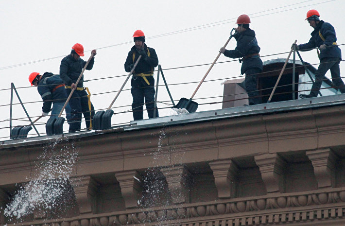 Снег упал на школьницу с крыши 5-этажки в Томске, девочка госпитализирована