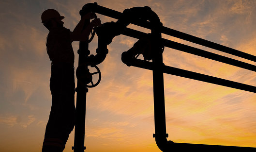 Нефть дорожает на фоне данных по запасам сырья от Минэнерго США