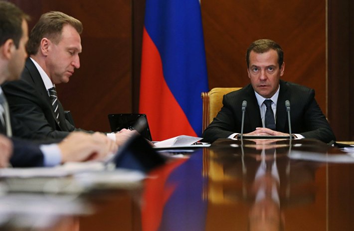 Дискуссия о снижении температуры горячей воды в жилых домах закрыта - Медведев