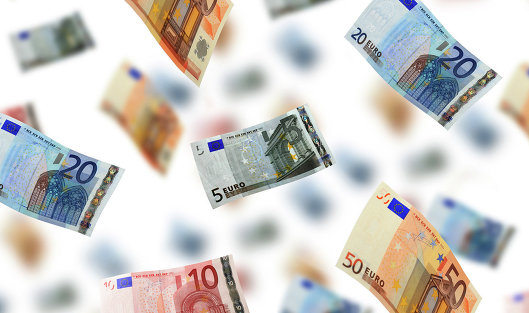 Официальный курс евро на вторник вырос до 64,43 рубля
