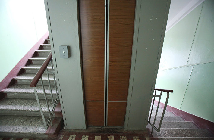Жители одного из домов в Москве 3 года платили за несуществующий лифт