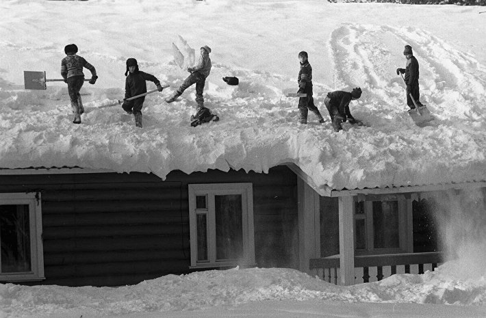 Коммунальщики Сыктывкара в усиленном режиме убирают снег и наледь с крыш