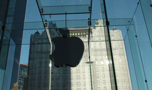 Apple стала первой компанией США с капитализацией выше $800 млрд
